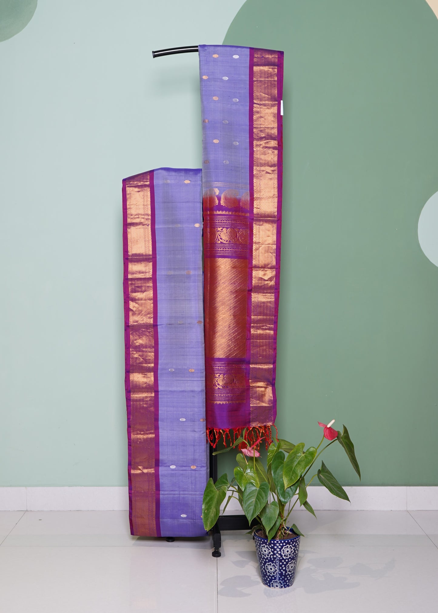 Light Violet Gadwal Zari Buti Pure Silk Handloom Saree