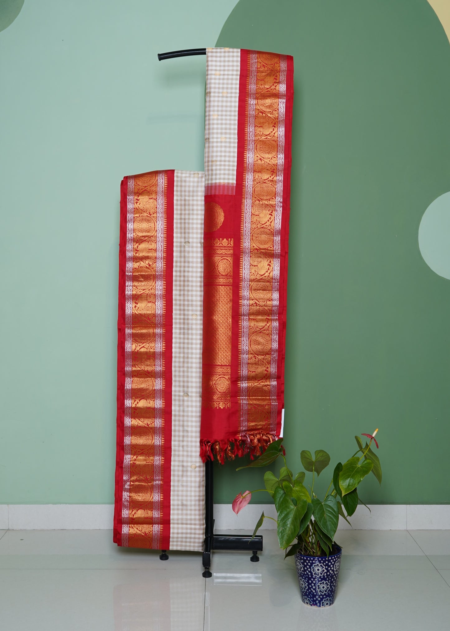 Cream Gadwal Missing Checks Pure Silk Handloom Saree