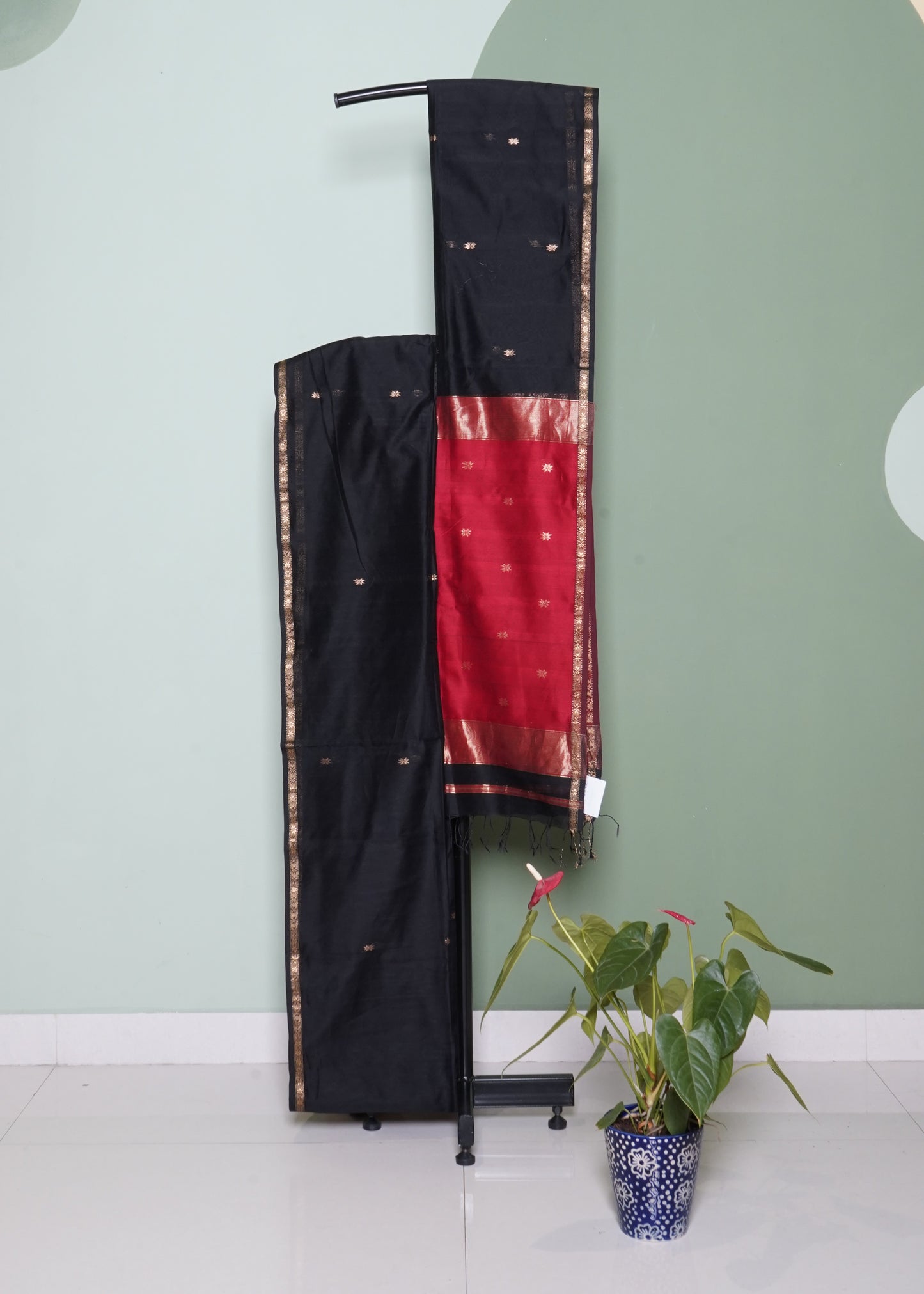 Black Maheshwari Star Zari Buti Pure Cotton silk Handloom Saree